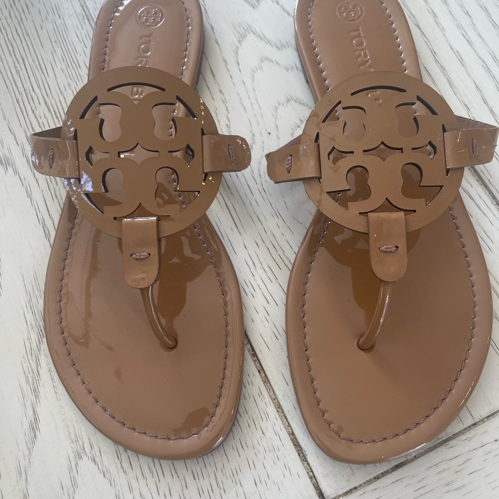 Tory Burch Tan Miller Sandals Iconic Glossy Patent Leather Design - Picture 3 of 10